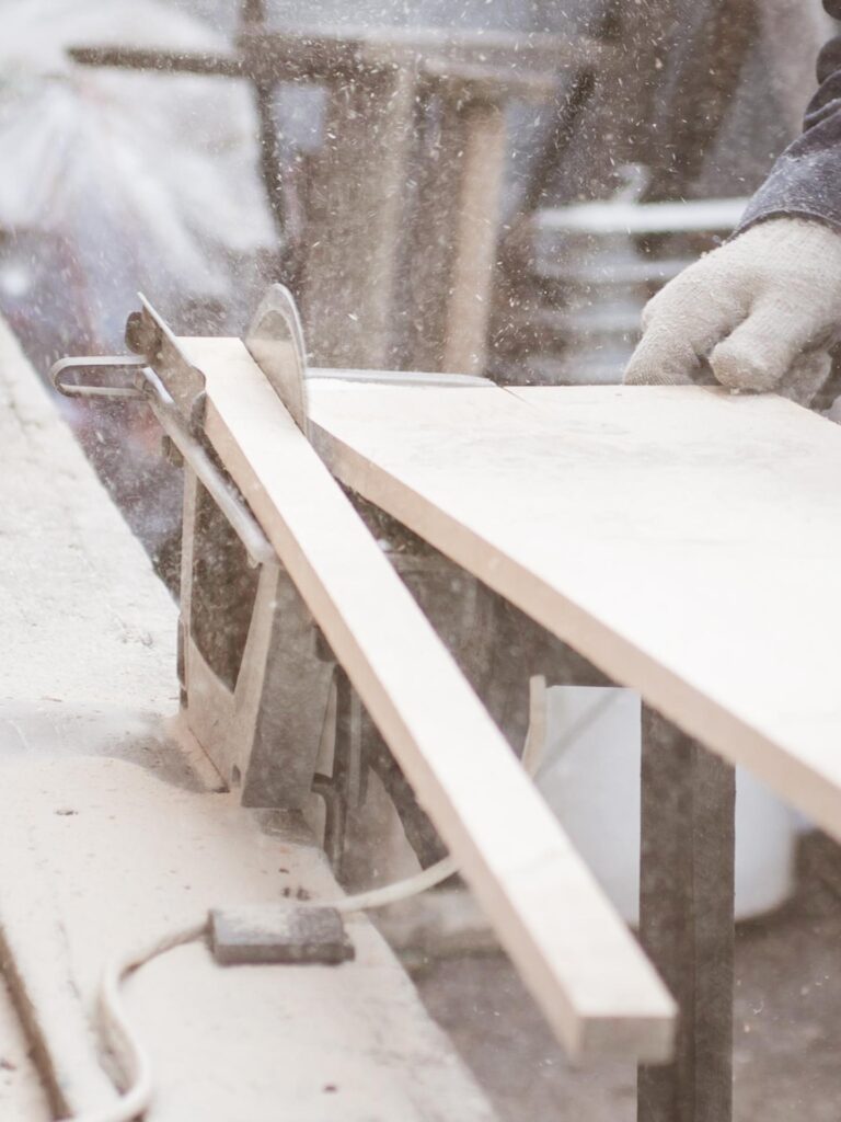 Tømrer der saver med en rundsav